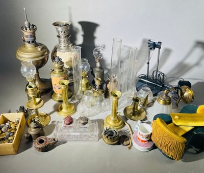 un grand nombre d'objets anciens qui se trouvent sur la table