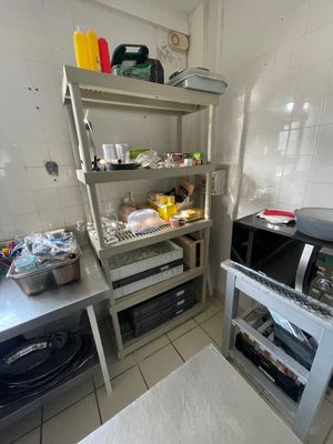 une cuisine équipée d'une cuisinière, d'un micro-ondes et d'autres appareils électroménagers