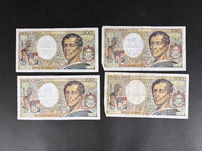 quatre billets de banque différents, dont l'un porte l'effigie d'un homme