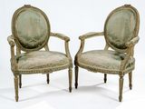 paire de fauteuils de style Louis XVI avec coussins rembourrés verts