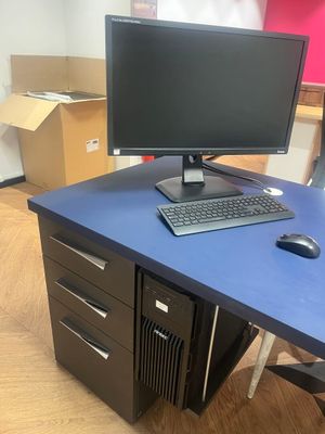 un bureau d'ordinateur équipé d'un écran et d'un clavier