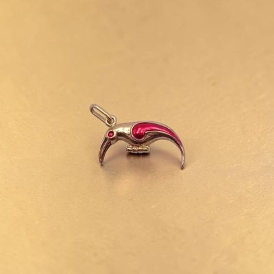 une petite breloque en forme d'oiseau posée sur une table