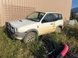 un camion blanc garé dans l'herbe