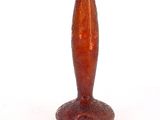 une image représentant un vase en verre rouge sur fond blanc