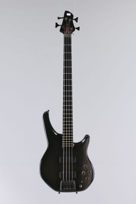 un gros plan d'une guitare basse noire sur fond blanc