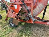 une machine rouge qui est garée dans l'herbe