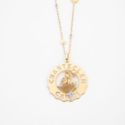 un collier plaqué or orné d'une femme à cheval