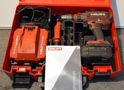 une boîte à outils rouge avec des outils sur le sol