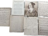 plusieurs vieux papiers couverts d'écriture, posés sur une table