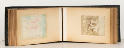 Album de photos rehaussées à l'aquarelle contenant des scène…