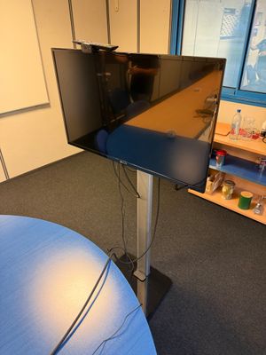 un téléviseur à écran plat posé sur un support dans une pièce