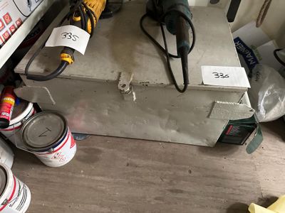 une image représentant une boîte à outils sur laquelle sont posés des outils