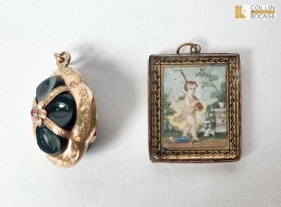 deux bijoux posés sur une surface blanche