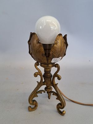 une lampe posée sur une table, à laquelle est relié un cordon d'alimentation