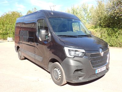 une camionnette noire garée dans un parking