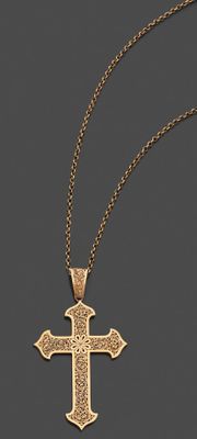 un pendentif en forme de croix en or, suspendu à une chaîne, sur fond gris