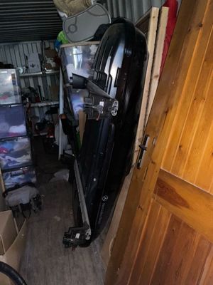 une porte ouverte donnant sur une pièce où se trouve un vélo