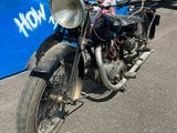 une moto garée devant un mur recouvert de graffitis