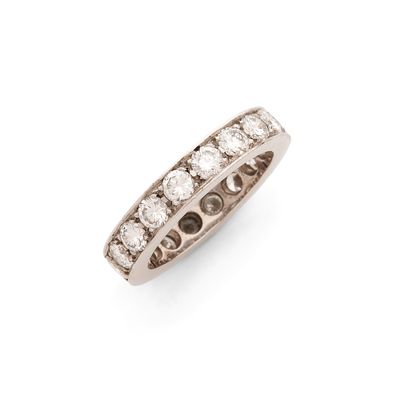 une bague en diamant et en or blanc 18 carats