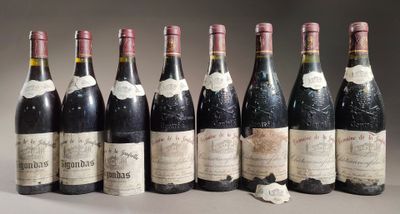 plusieurs bouteilles de vin sont alignées sur une table