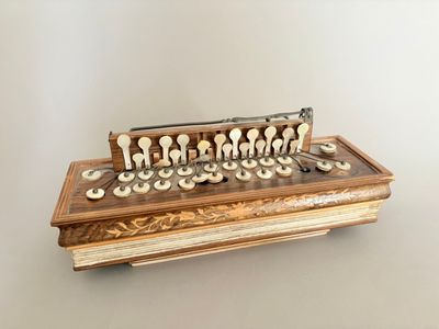 un petit instrument de musique posé sur une table