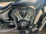 une moto garée sur le parking