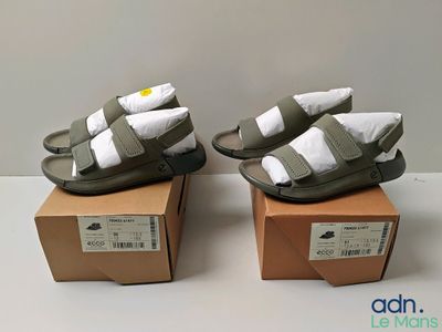 Deux paires de sandales Nike pour homme se trouvent dans une boîte en carton