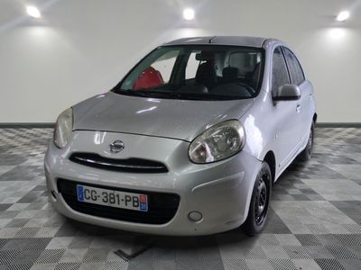 la photo d'une petite voiture argentée garée dans un garage