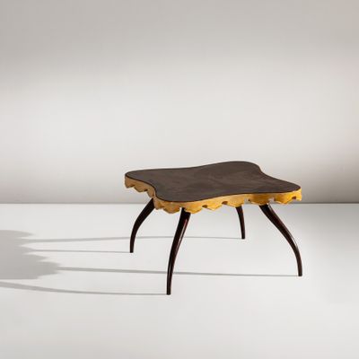 une photo d'une table en bois avec des pieds noirs et un plateau marron