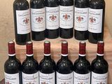 Plusieurs bouteilles de vin rouge sont alignées sur une étagère en bois