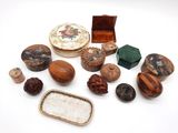 un grand nombre d'objets différents posés sur une table