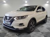La Nissan QX-V blanche est garée dans une grande pièce