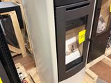 de nombreux types d'appareils électroménagers exposés dans un magasin
