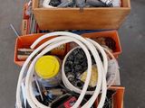 une boîte remplie d'objets hétéroclites posée sur le sol