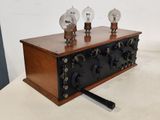 une radio à l'ancienne surmontée de trois ampoules