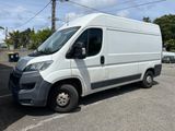 une camionnette blanche garée dans un parking