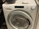 un lave-linge et un sèche-linge dans une petite pièce