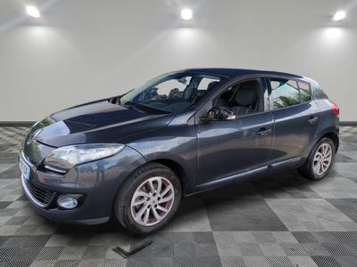 une voiture grise est garée dans une pièce au sol à carreaux