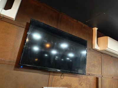 un téléviseur à écran plat fixé au mur d'une pièce