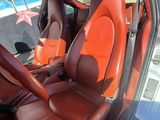 une photo d'une voiture avec un intérieur en cuir rouge