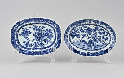 une paire d'assiettes bleues et blanches ornées de fleurs
