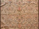 un tapis ancien orné d'un motif floral sur fond marron
