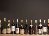 plusieurs bouteilles de vin alignées sur une table