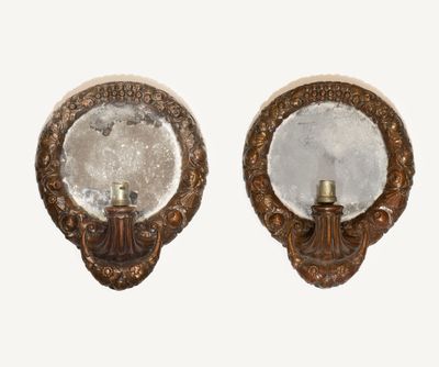 une paire d'appliques murales anciennes, chacune dotée d'un miroir