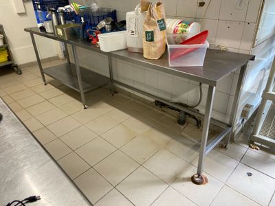 une table en métal sur laquelle se trouve un sac de provisions