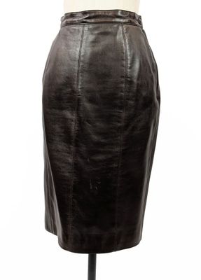 une jupe en cuir noir sur un mannequin, un mannequin, un mannequin, un mannequin, un mannequin, un mannequin, un mannequin, un mannequin, un mannequin, un mannequin, un mannequin, un mannequin, un mannequin, un mannequin, un mannequin, un mannequin, un mannequin, un mannequin, un mannequin, un mannequin, un mannequin, un mannequin, un mannequin, un mannequin, un mannequin, un mannequin, un mannequin, un mannequin, un mannequin, un mannequin, un mannequin, un mannequin,