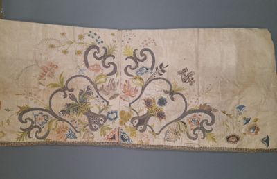 une photo d'un morceau de tissu orné de fleurs et d'oiseaux