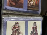 trois photos de chats exposées dans un magasin