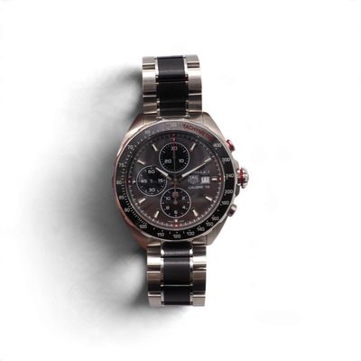 gros plan d'une montre sur une surface blanche