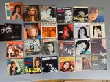Il y a beaucoup de pochettes d'albums accrochées au mur de cette pièce.